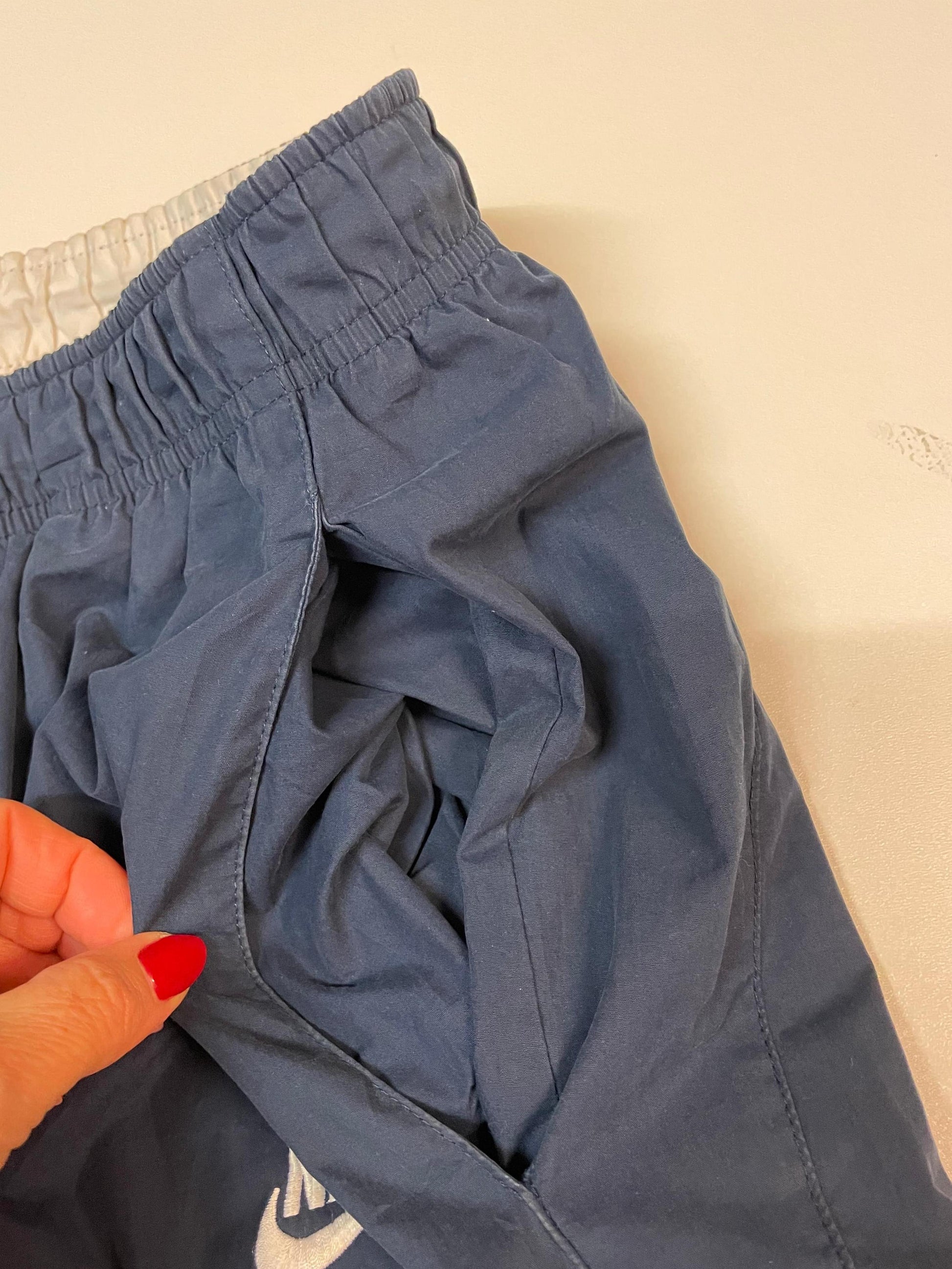 Entdecke unsere Vintage Track Pants von Nike und anderen Marken, erhältlich bei Valuxery.de - Dein Shop für trendige Vintage - Kleidung. Unsere Track Pants sind aus hochwertigen Materialien und