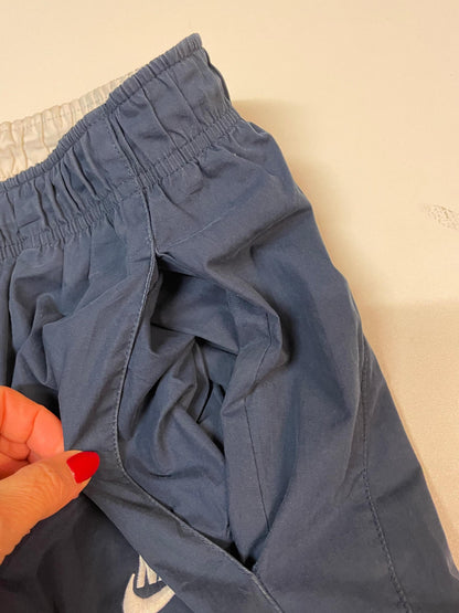 Entdecke unsere Vintage Track Pants von Nike und anderen Marken, erhältlich bei Valuxery.de - Dein Shop für trendige Vintage - Kleidung. Unsere Track Pants sind aus hochwertigen Materialien und