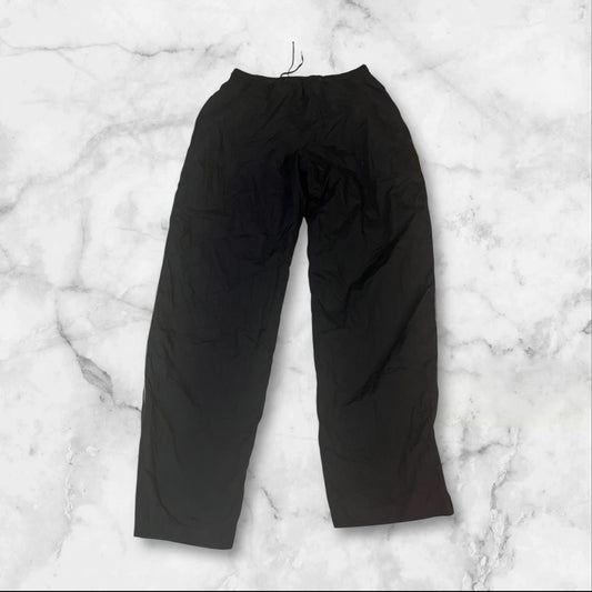 Entdecke unsere Vintage Track Pants von Nike und anderen Marken, erhältlich bei Valuxery.de - Dein Shop für trendige Vintage - Kleidung. Unsere Track Pants sind aus hochwertigen Materialien und