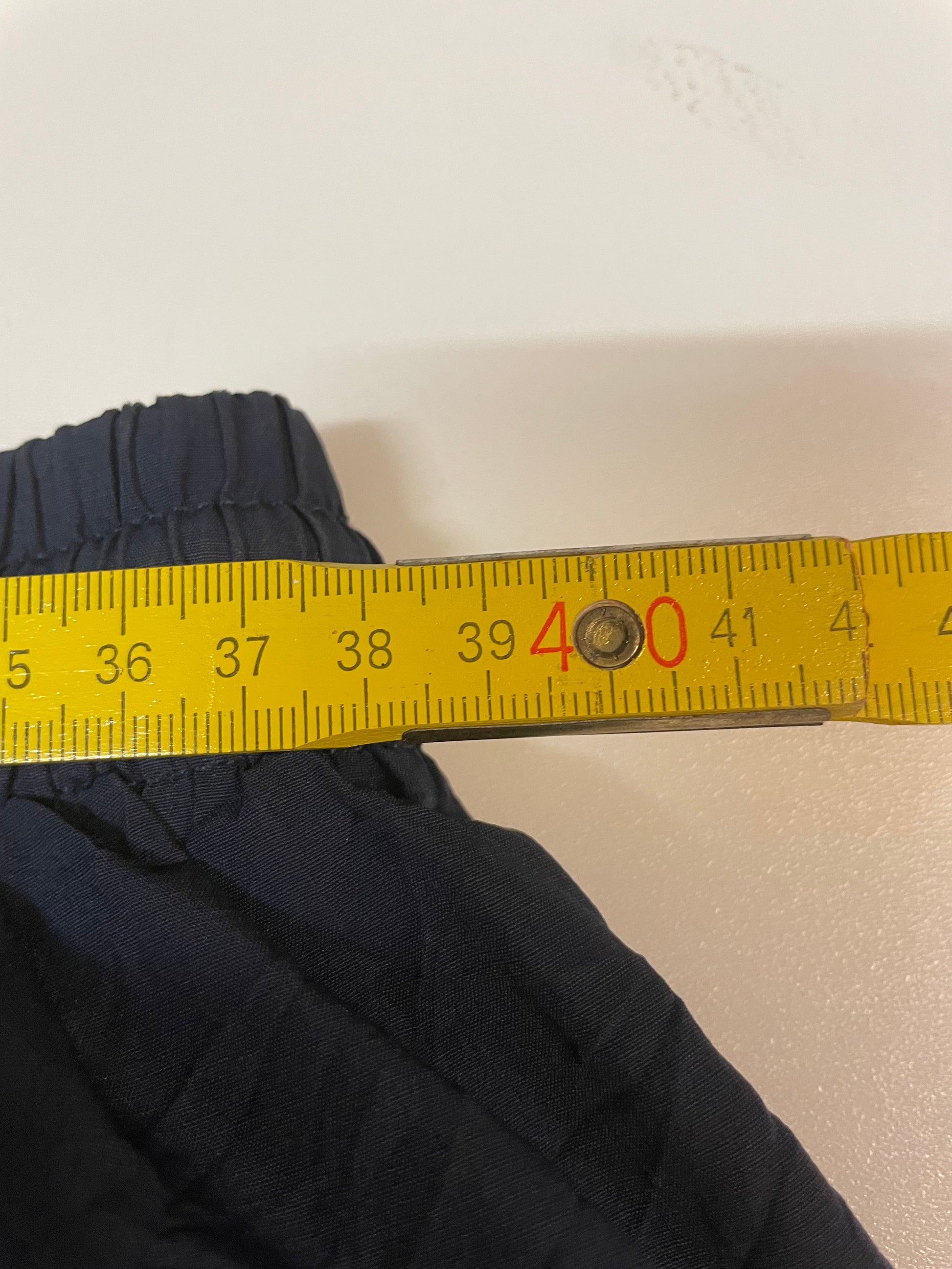 Entdecke unsere Vintage Track Pants von Nike und anderen Marken, erhältlich bei Valuxery.de - Dein Shop für trendige Vintage - Kleidung. Unsere Track Pants sind aus hochwertigen Materialien und