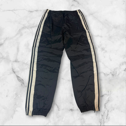 Entdecke unsere Vintage Track Pants von Nike und anderen Marken, erhältlich bei Valuxery.de - Dein Shop für trendige Vintage - Kleidung. Unsere Track Pants sind aus hochwertigen Materialien und