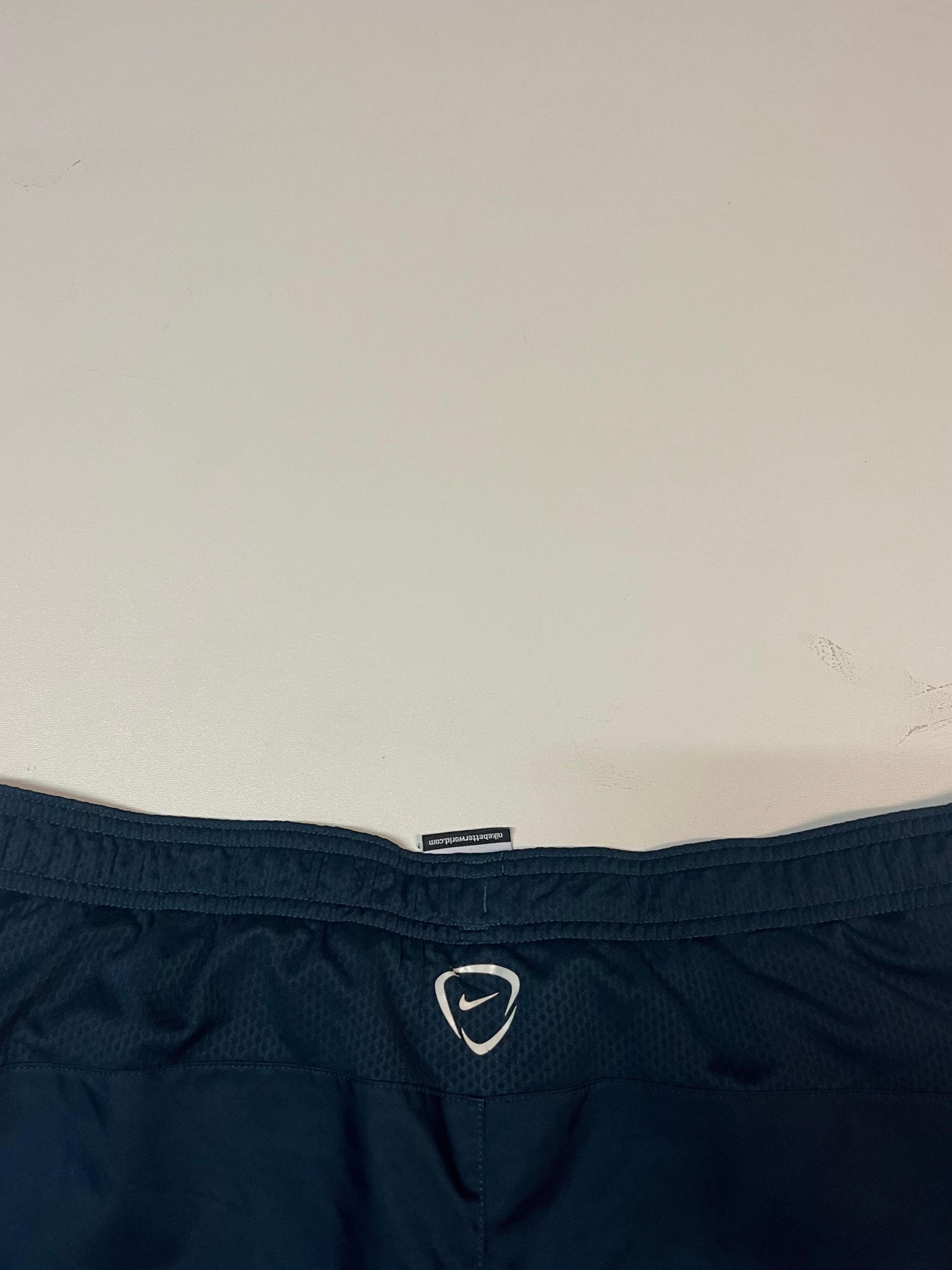 Entdecke unsere Vintage Track Pants von Nike und anderen Marken, erhältlich bei Valuxery.de - Dein Shop für trendige Vintage - Kleidung. Unsere Track Pants sind aus hochwertigen Materialien und