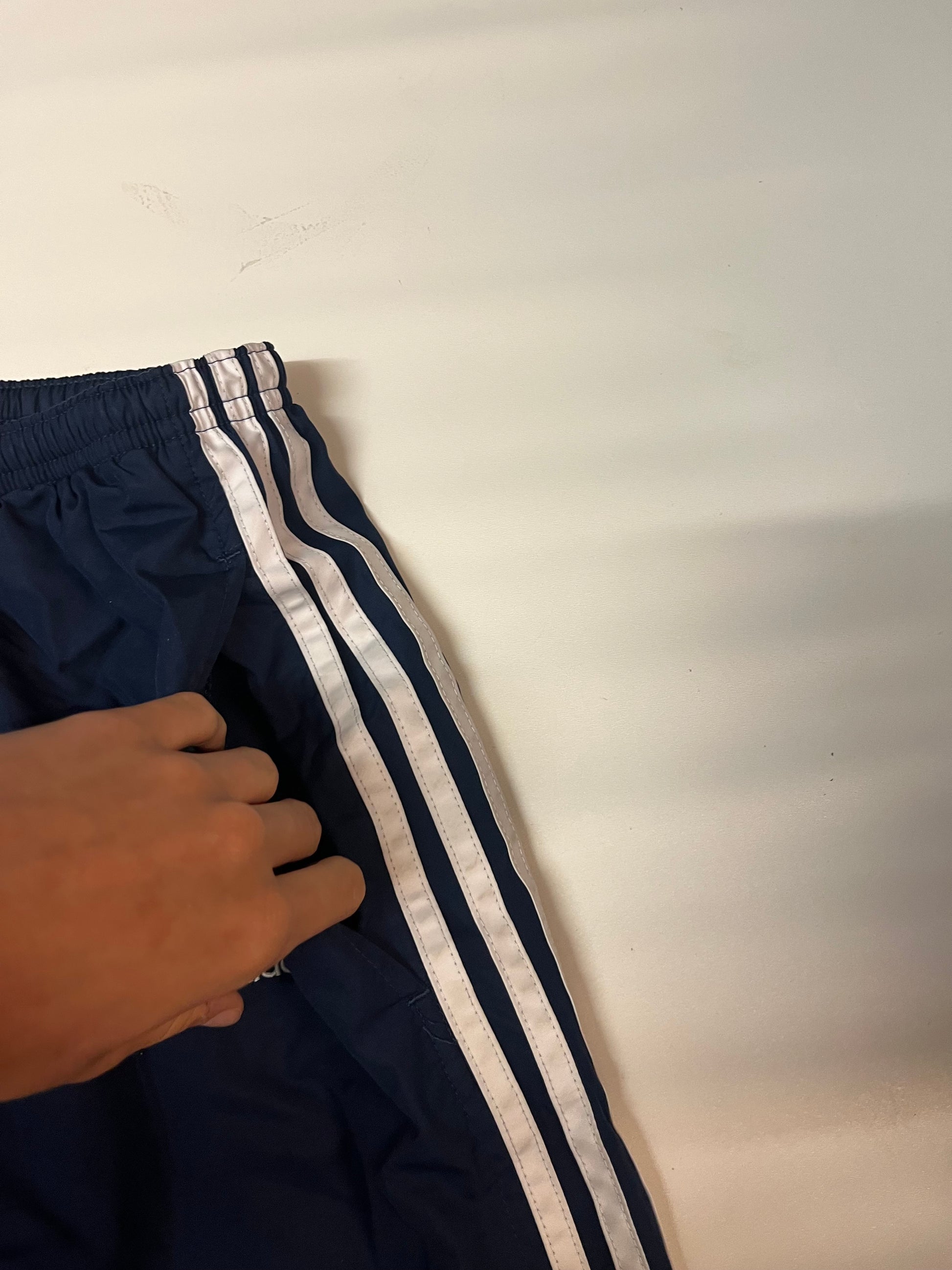 Entdecke unsere Vintage Track Pants von Nike und anderen Marken, erhältlich bei Valuxery.de - Dein Shop für trendige Vintage - Kleidung. Unsere Track Pants sind aus hochwertigen Materialien und