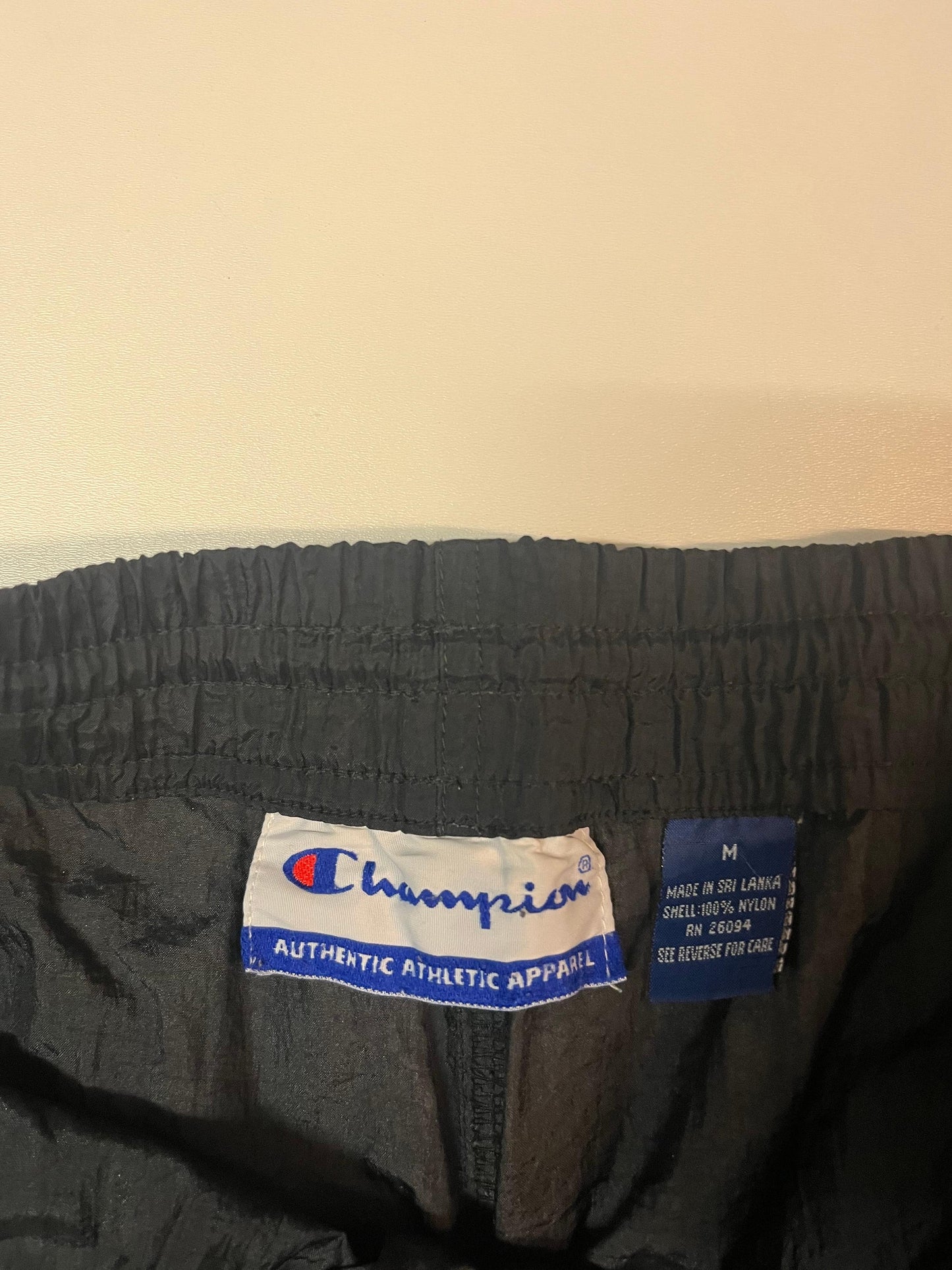 Entdecke unsere Vintage Track Pants von Nike und anderen Marken, erhältlich bei Valuxery.de - Dein Shop für trendige Vintage - Kleidung. Unsere Track Pants sind aus hochwertigen Materialien und