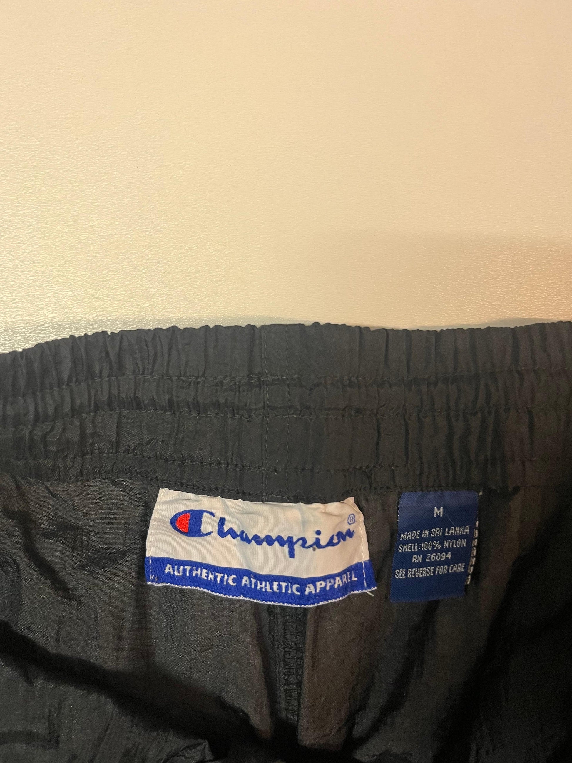 Entdecke unsere Vintage Track Pants von Nike und anderen Marken, erhältlich bei Valuxery.de - Dein Shop für trendige Vintage - Kleidung. Unsere Track Pants sind aus hochwertigen Materialien und