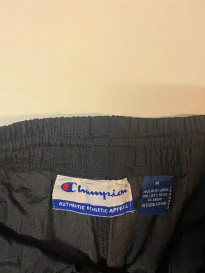 Entdecke unsere Vintage Track Pants von Nike und anderen Marken, erhältlich bei Valuxery.de - Dein Shop für trendige Vintage - Kleidung. Unsere Track Pants sind aus hochwertigen Materialien und