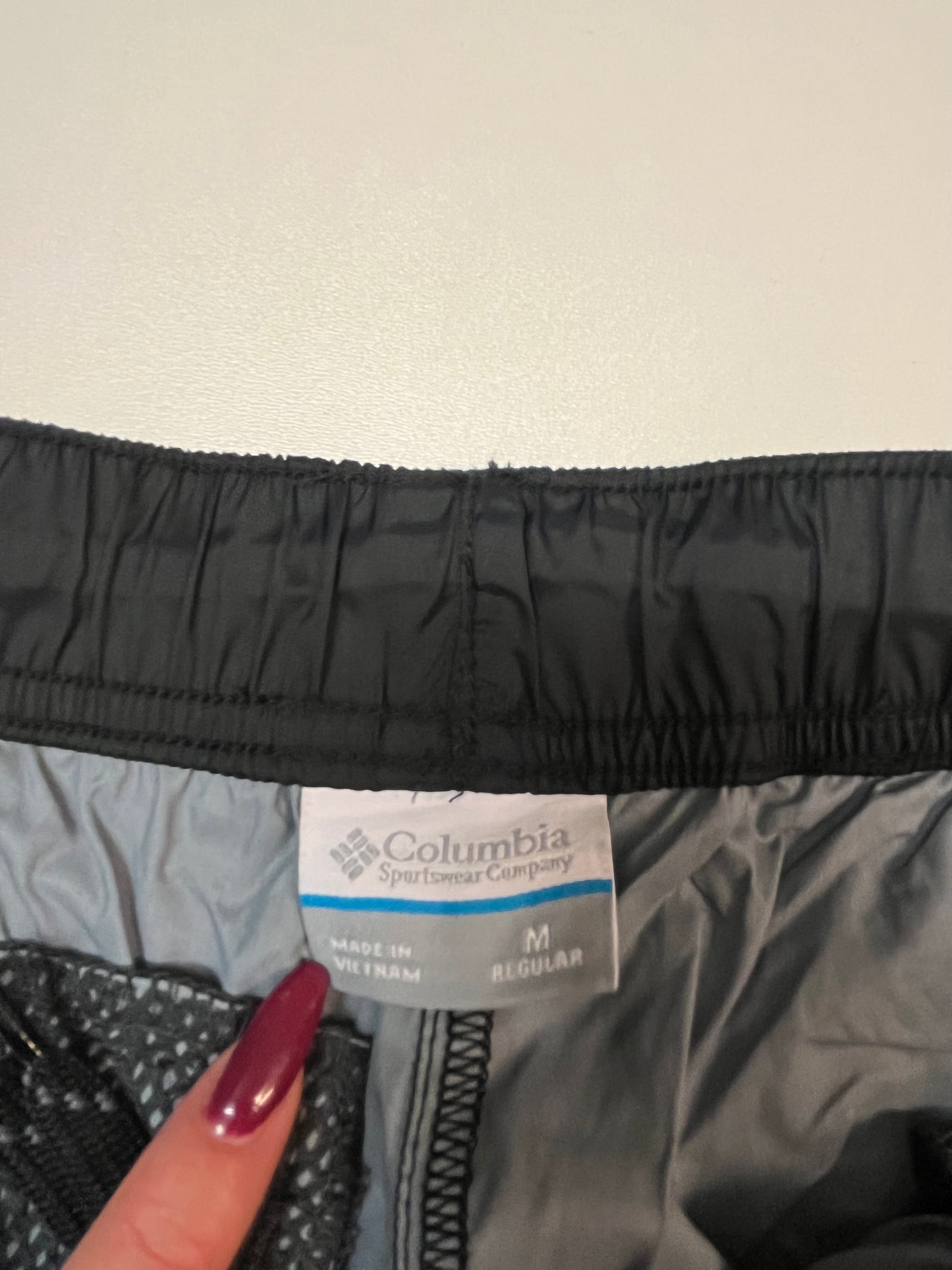 Entdecke unsere Vintage Track Pants von Nike und anderen Marken, erhältlich bei Valuxery.de - Dein Shop für trendige Vintage - Kleidung. Unsere Track Pants sind aus hochwertigen Materialien und