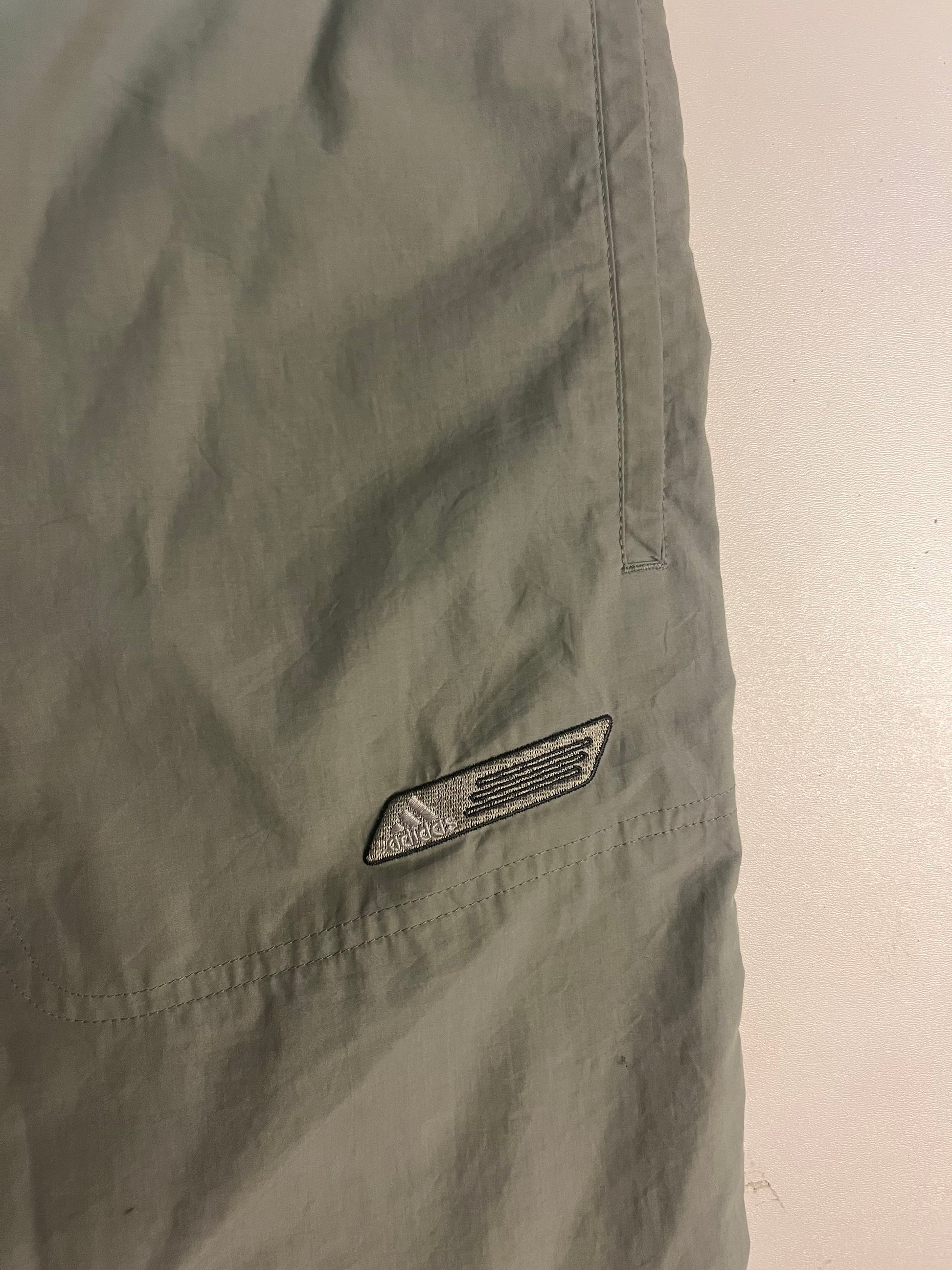 Entdecke unsere Vintage Track Pants von Nike und anderen Marken, erhältlich bei Valuxery.de - Dein Shop für trendige Vintage - Kleidung. Unsere Track Pants sind aus hochwertigen Materialien und
