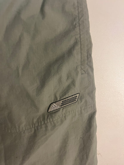 Entdecke unsere Vintage Track Pants von Nike und anderen Marken, erhältlich bei Valuxery.de - Dein Shop für trendige Vintage - Kleidung. Unsere Track Pants sind aus hochwertigen Materialien und