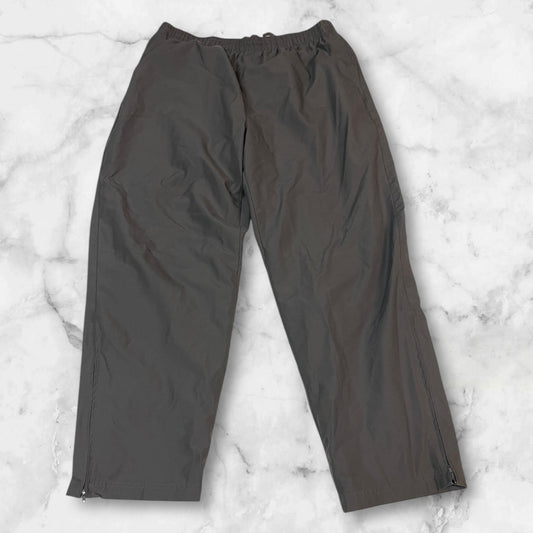 Entdecke unsere Vintage Track Pants von Nike und anderen Marken, erhältlich bei Valuxery.de - Dein Shop für trendige Vintage - Kleidung. Unsere Track Pants sind aus hochwertigen Materialien und