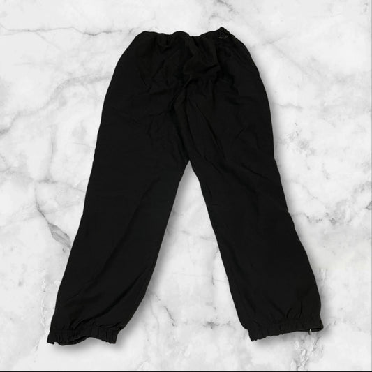 Entdecke unsere Vintage Track Pants von Nike und anderen Marken, erhältlich bei Valuxery.de - Dein Shop für trendige Vintage - Kleidung. Unsere Track Pants sind aus hochwertigen Materialien und