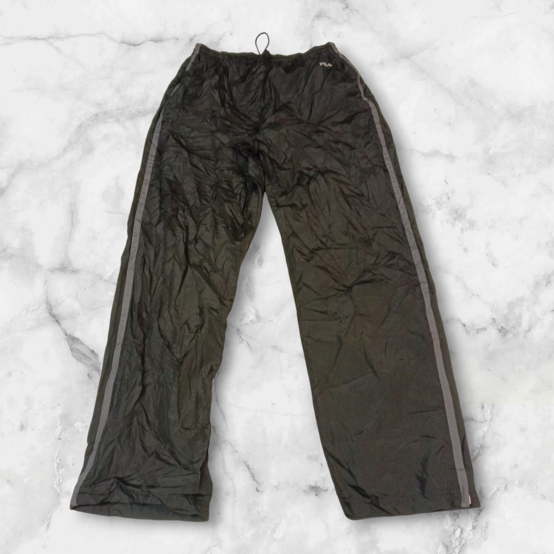 Entdecke unsere Vintage Track Pants von Nike und anderen Marken, erhältlich bei Valuxery.de - Dein Shop für trendige Vintage - Kleidung. Unsere Track Pants sind aus hochwertigen Materialien und