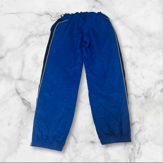 Entdecke unsere Vintage Track Pants von Nike und anderen Marken, erhältlich bei Valuxery.de - Dein Shop für trendige Vintage - Kleidung. Unsere Track Pants sind aus hochwertigen Materialien und
