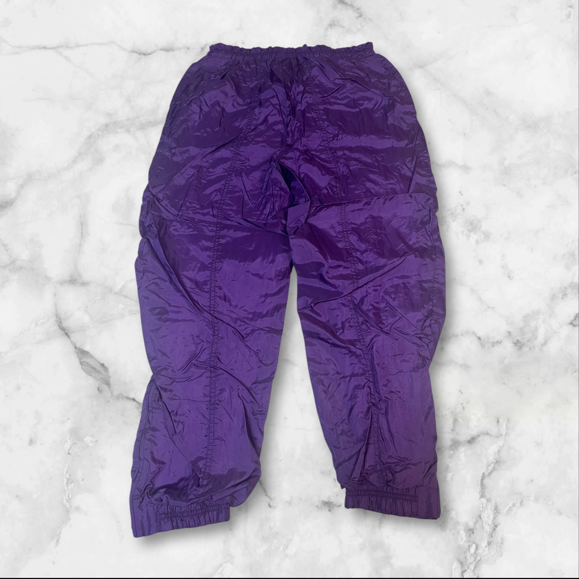 Entdecke unsere Vintage Track Pants von Nike und anderen Marken, erhältlich bei Valuxery.de - Dein Shop für trendige Vintage - Kleidung. Unsere Track Pants sind aus hochwertigen Materialien und