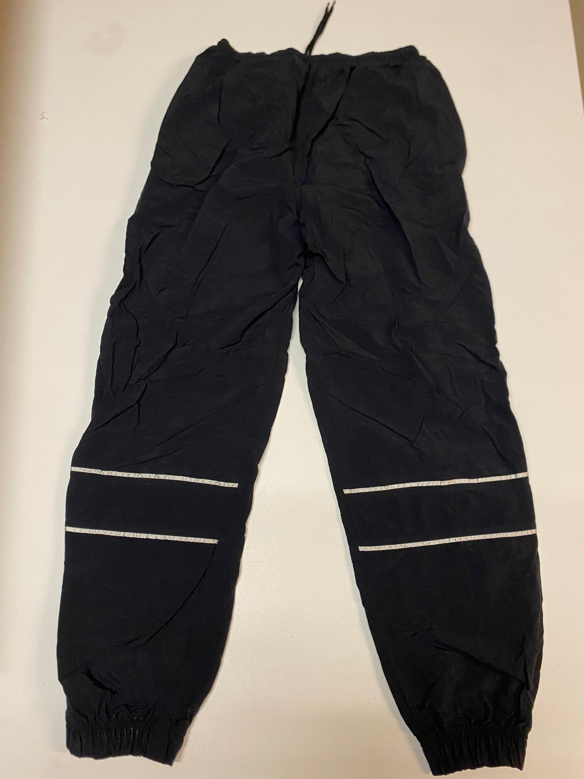 Entdecke unsere Vintage Track Pants von Nike und anderen Marken, erhältlich bei Valuxery.de - Dein Shop für trendige Vintage - Kleidung. Unsere Track Pants sind aus hochwertigen Materialien und