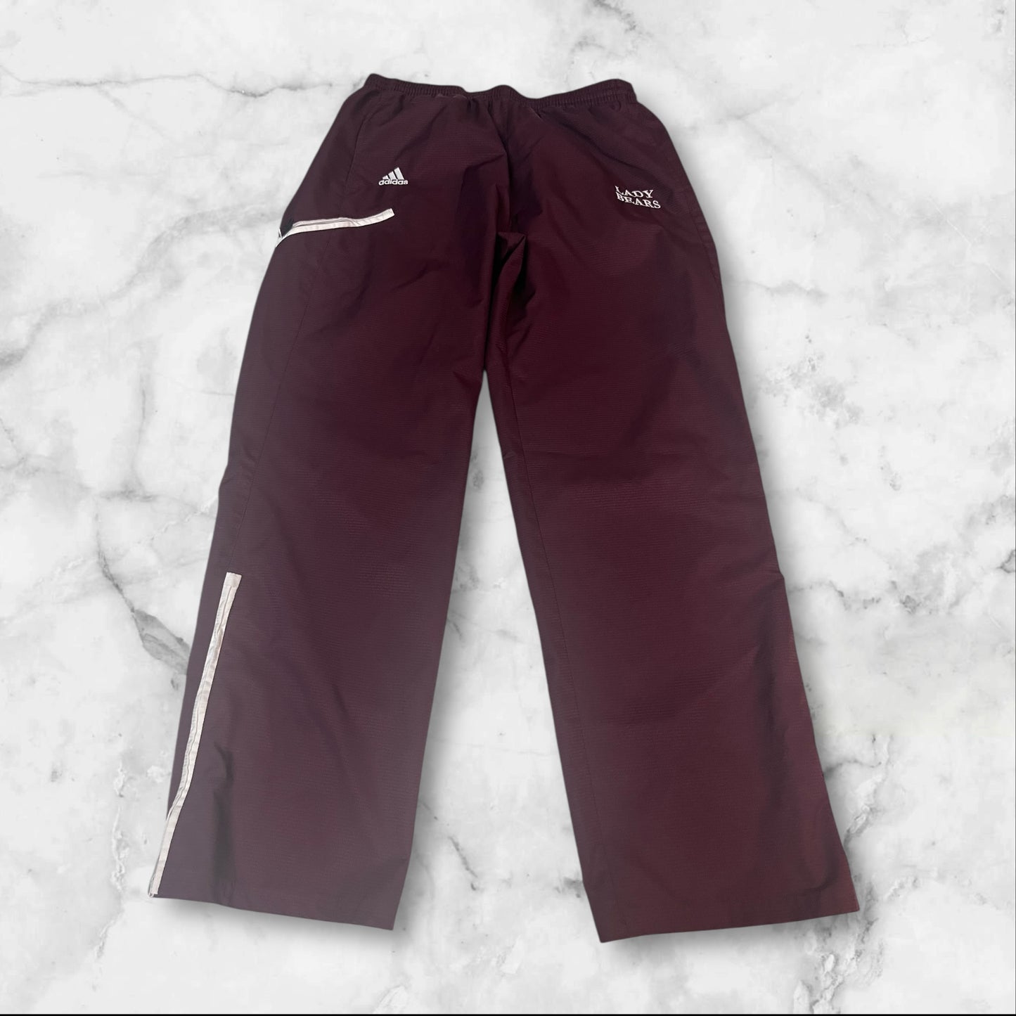 Entdecke unsere Vintage Track Pants von Nike und anderen Marken, erhältlich bei Valuxery.de - Dein Shop für trendige Vintage - Kleidung. Unsere Track Pants sind aus hochwertigen Materialien und
