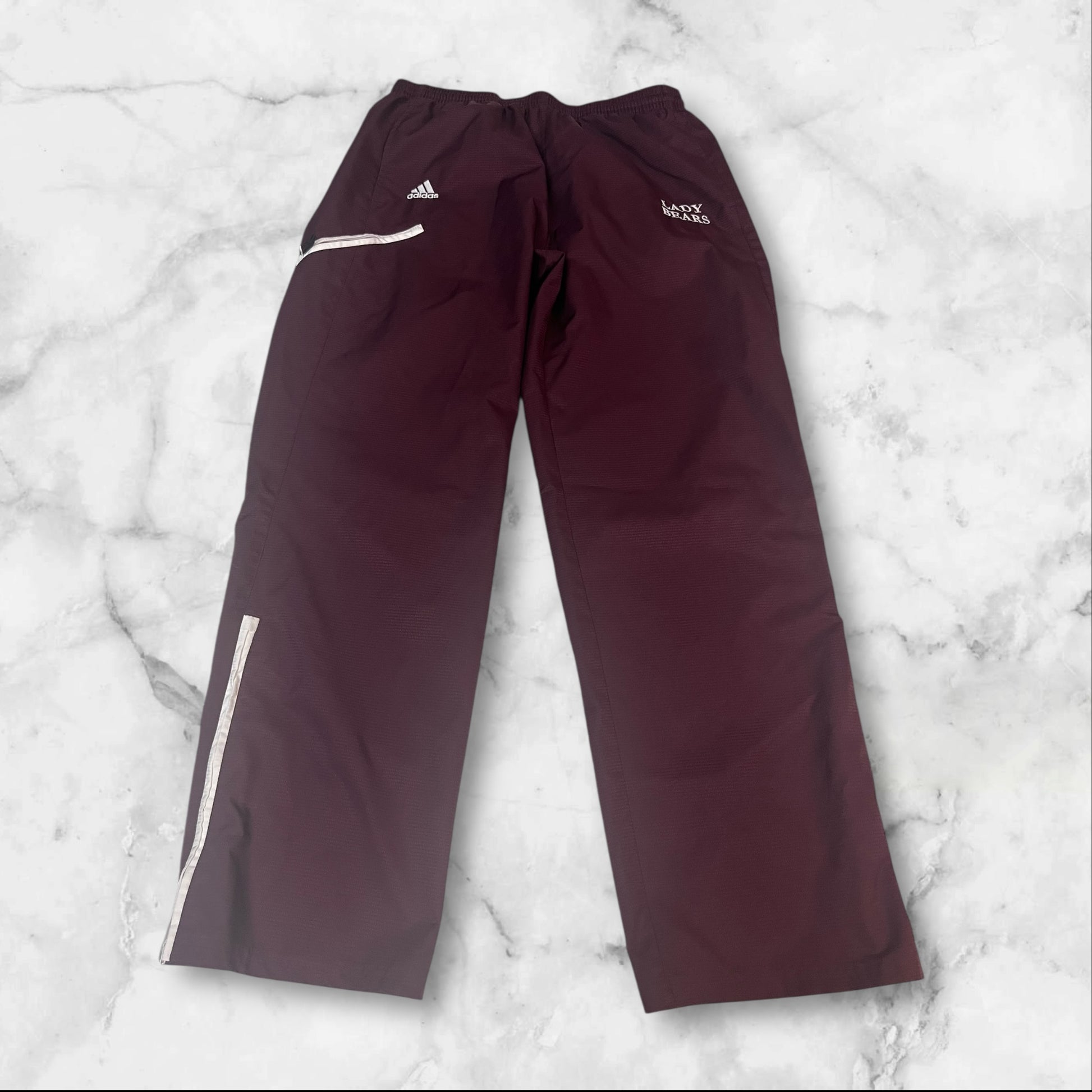 Entdecke unsere Vintage Track Pants von Nike und anderen Marken, erhältlich bei Valuxery.de - Dein Shop für trendige Vintage - Kleidung. Unsere Track Pants sind aus hochwertigen Materialien und