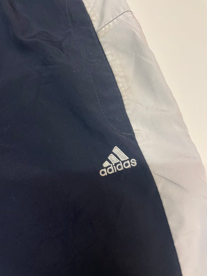 Entdecke unsere Vintage Track Pants von Nike und anderen Marken, erhältlich bei Valuxery.de - Dein Shop für trendige Vintage - Kleidung. Unsere Track Pants sind aus hochwertigen Materialien und