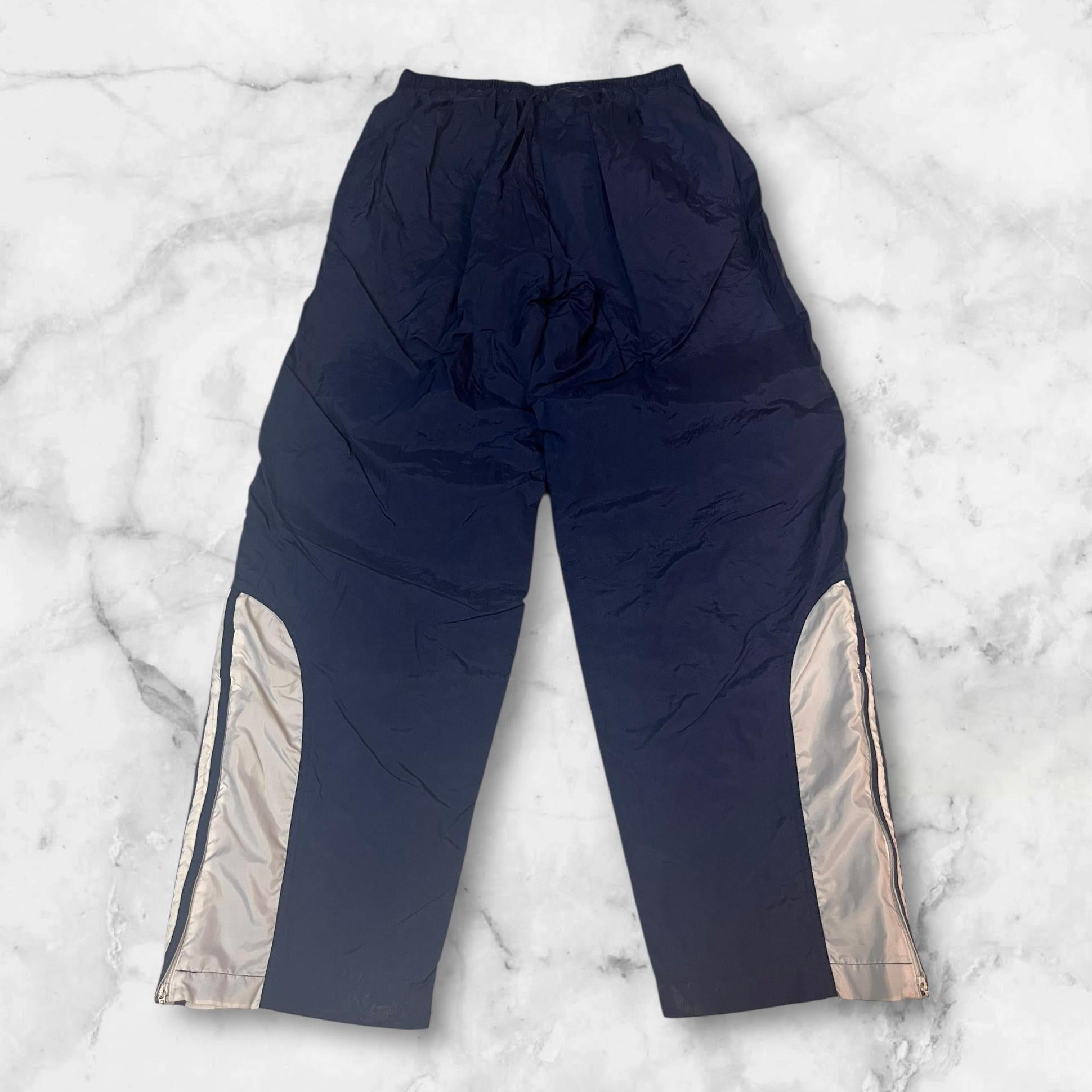 Entdecke unsere Vintage Track Pants von Nike und anderen Marken, erhältlich bei Valuxery.de - Dein Shop für trendige Vintage - Kleidung. Unsere Track Pants sind aus hochwertigen Materialien und