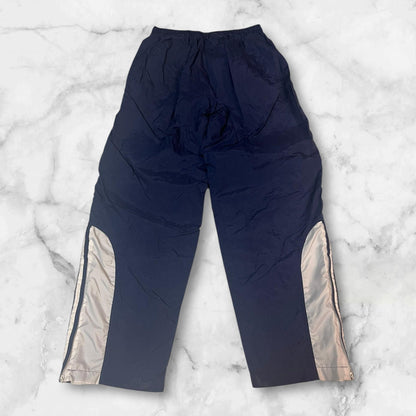 Entdecke unsere Vintage Track Pants von Nike und anderen Marken, erhältlich bei Valuxery.de - Dein Shop für trendige Vintage - Kleidung. Unsere Track Pants sind aus hochwertigen Materialien und