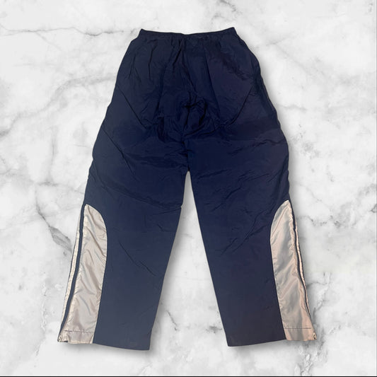 Entdecke unsere Vintage Track Pants von Nike und anderen Marken, erhältlich bei Valuxery.de - Dein Shop für trendige Vintage - Kleidung. Unsere Track Pants sind aus hochwertigen Materialien und