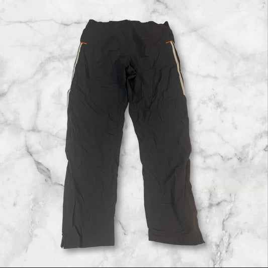 Entdecke unsere Vintage Track Pants von Nike und anderen Marken, erhältlich bei Valuxery.de - Dein Shop für trendige Vintage - Kleidung. Unsere Track Pants sind aus hochwertigen Materialien und