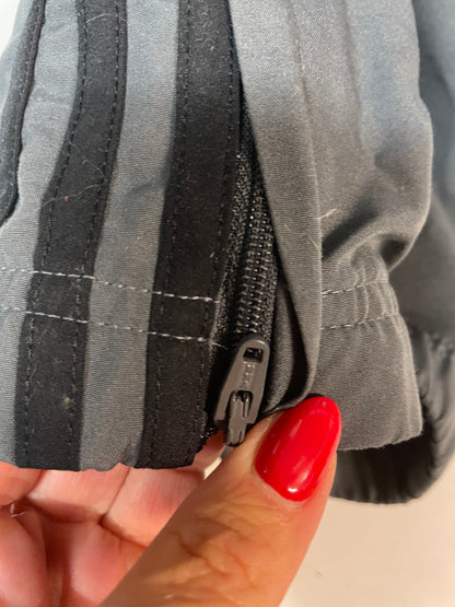 Entdecke unsere Vintage Track Pants von Nike und anderen Marken, erhältlich bei Valuxery.de - Dein Shop für trendige Vintage - Kleidung. Unsere Track Pants sind aus hochwertigen Materialien und