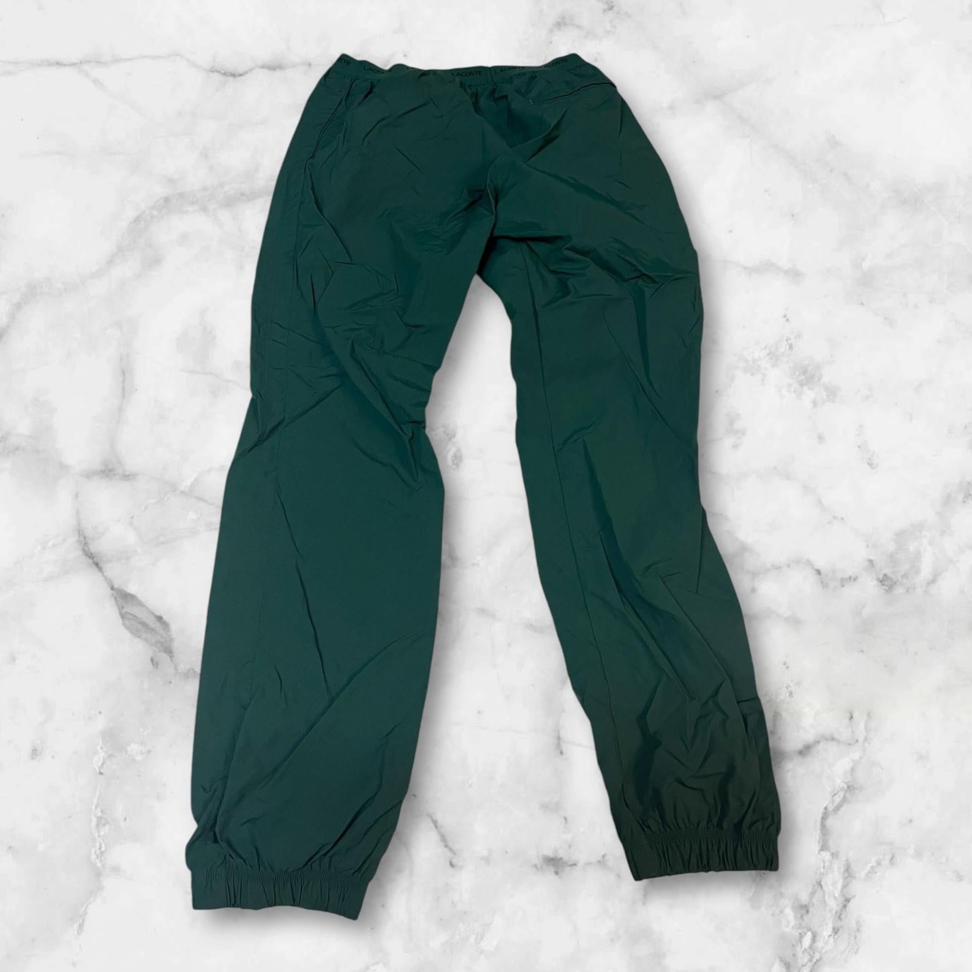 Entdecke unsere Vintage Track Pants von Nike und anderen Marken, erhältlich bei Valuxery.de - Dein Shop für trendige Vintage - Kleidung. Unsere Track Pants sind aus hochwertigen Materialien und