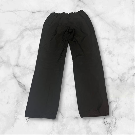 Entdecke unsere Vintage Track Pants von Nike und anderen Marken, erhältlich bei Valuxery.de - Dein Shop für trendige Vintage - Kleidung. Unsere Track Pants sind aus hochwertigen Materialien und