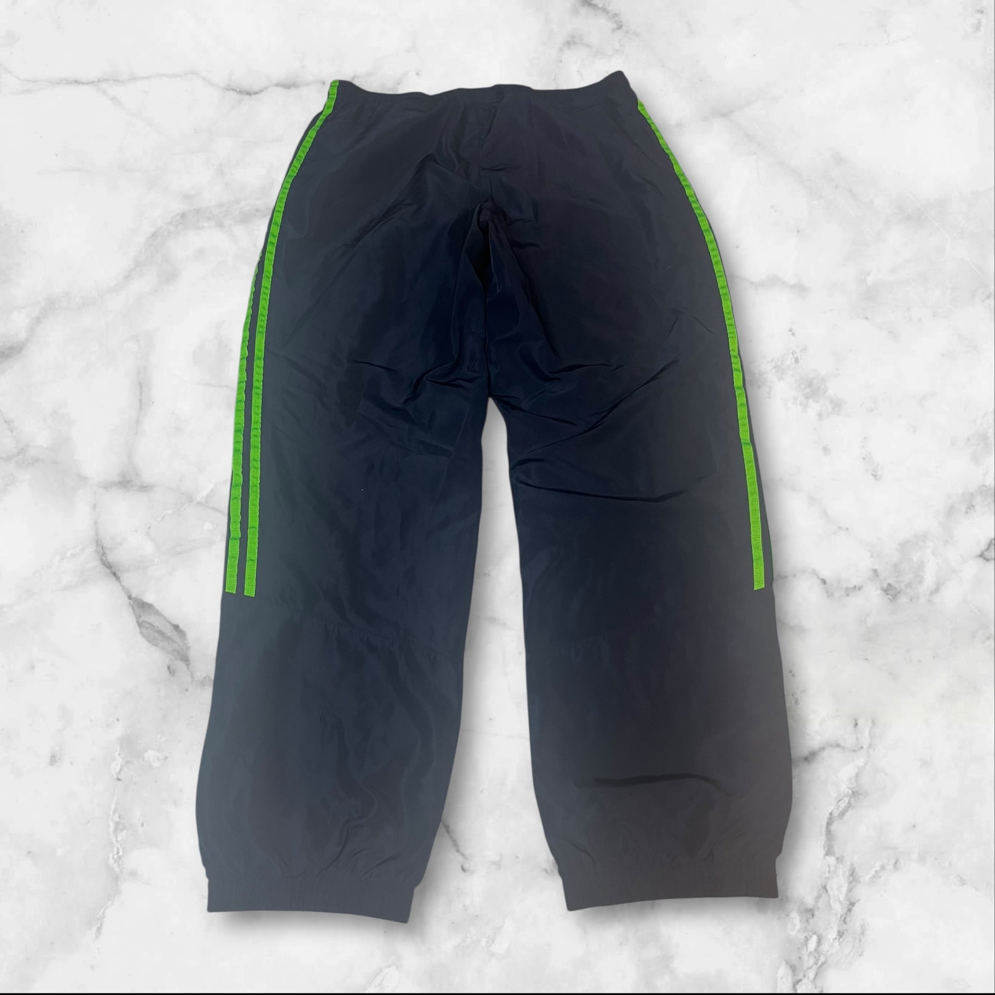 Entdecke unsere Vintage Track Pants von Nike und anderen Marken, erhältlich bei Valuxery.de - Dein Shop für trendige Vintage - Kleidung. Unsere Track Pants sind aus hochwertigen Materialien und