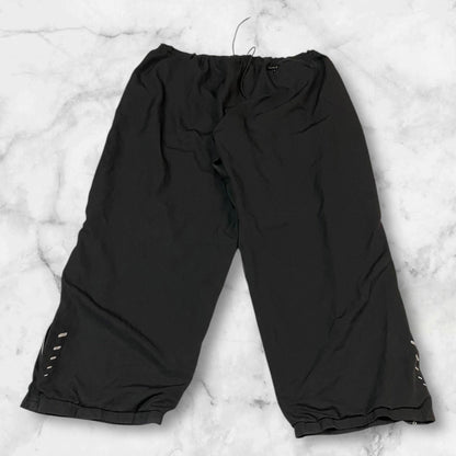 Entdecke unsere Vintage Track Pants von Nike und anderen Marken, erhältlich bei Valuxery.de - Dein Shop für trendige Vintage - Kleidung. Unsere Track Pants sind aus hochwertigen Materialien und