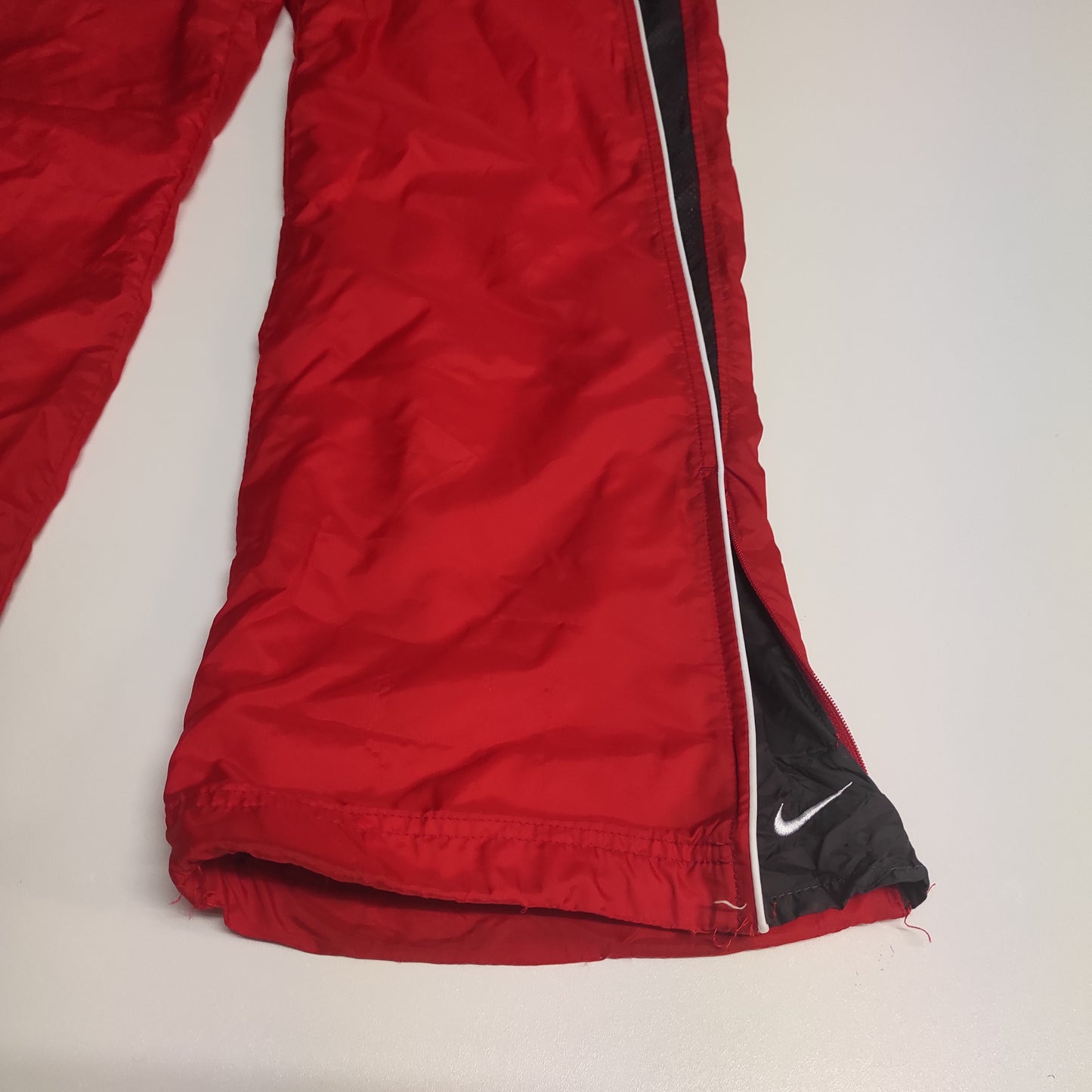 Entdecke unsere Vintage Track Pants von Nike und anderen Marken, erhältlich bei Valuxery.de - Dein Shop für trendige Vintage - Kleidung. Unsere Track Pants sind aus hochwertigen Materialien und
