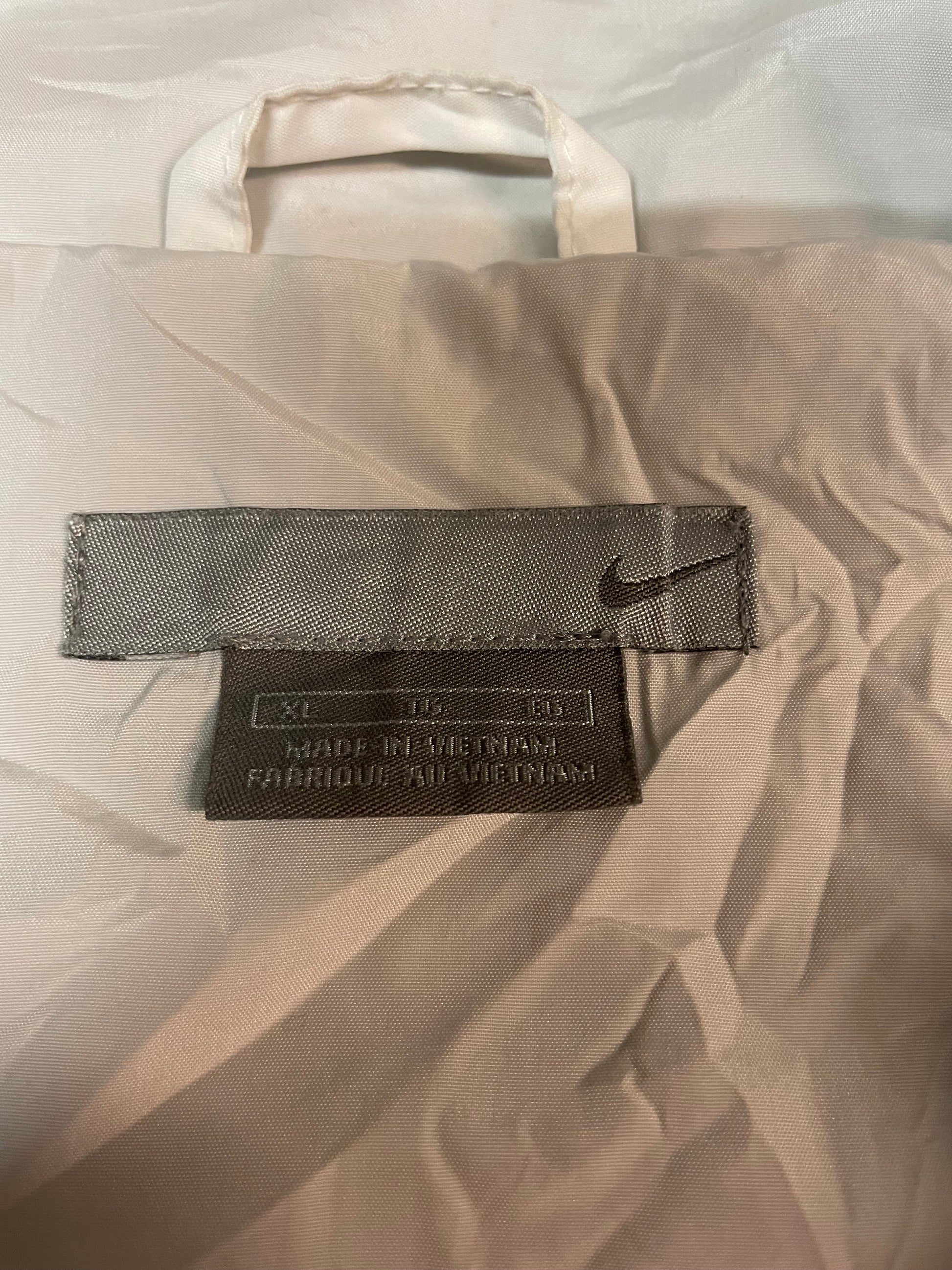 Entdecke unsere Vintage Track Pants von Nike und anderen Marken, erhältlich bei Valuxery.de - Dein Shop für trendige Vintage - Kleidung. Unsere Track Pants sind aus hochwertigen Materialien und
