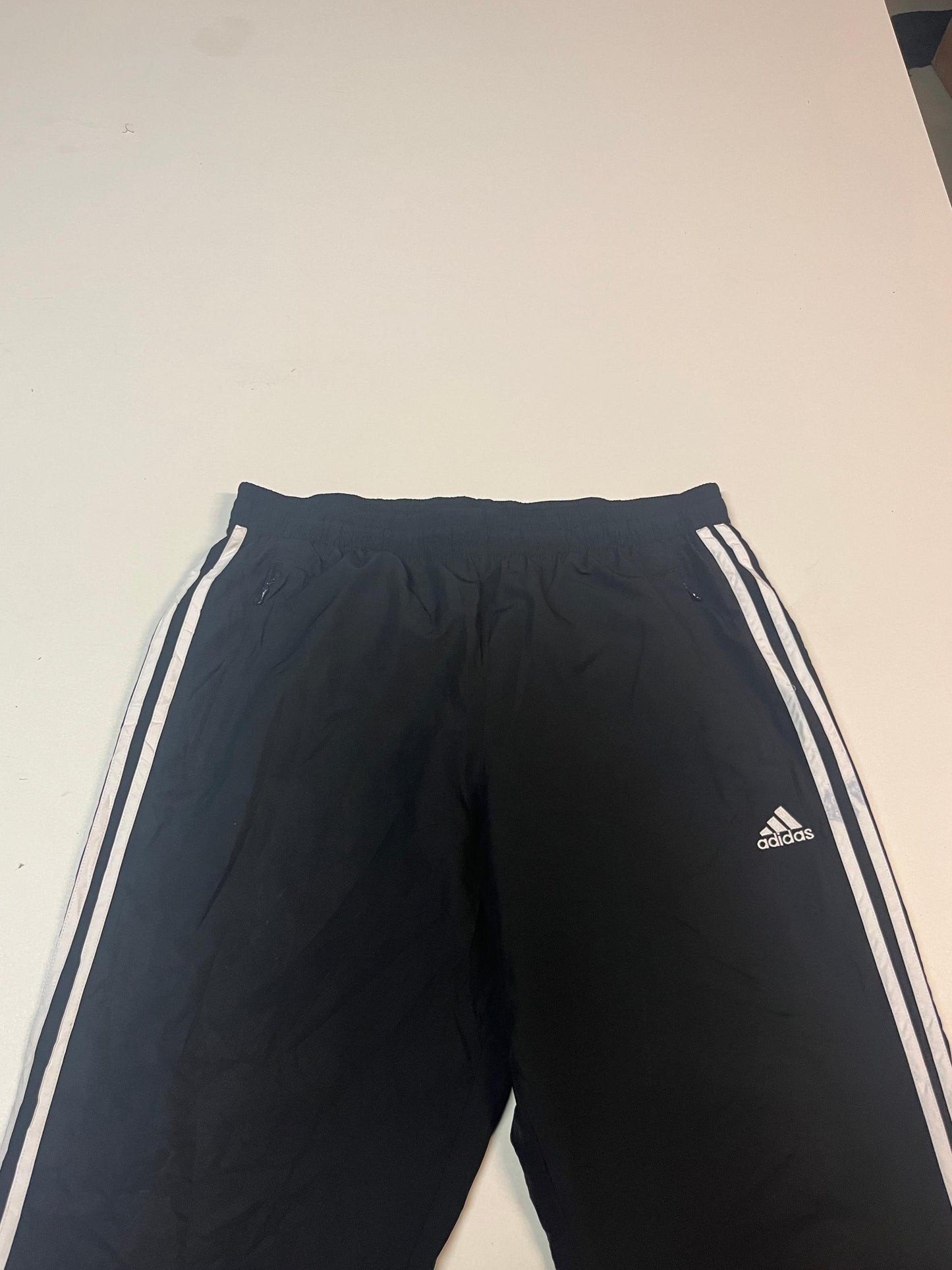Entdecke unsere Vintage Track Pants von Nike und anderen Marken, erhältlich bei Valuxery.de - Dein Shop für trendige Vintage - Kleidung. Unsere Track Pants sind aus hochwertigen Materialien und