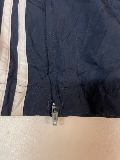 Entdecke unsere Vintage Track Pants von Nike und anderen Marken, erhältlich bei Valuxery.de - Dein Shop für trendige Vintage - Kleidung. Unsere Track Pants sind aus hochwertigen Materialien und