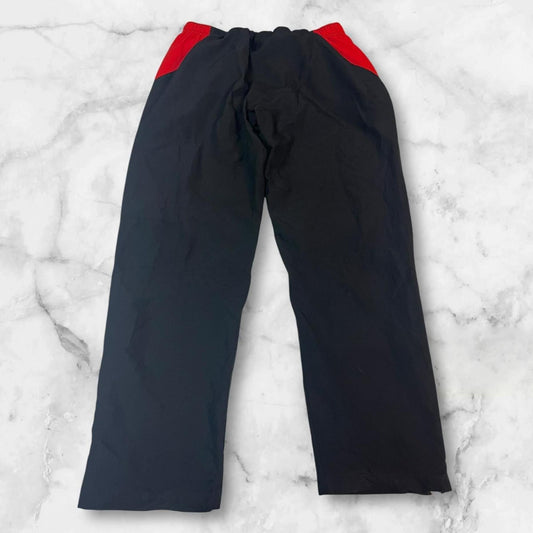 Entdecke unsere Vintage Track Pants von Nike und anderen Marken, erhältlich bei Valuxery.de - Dein Shop für trendige Vintage - Kleidung. Unsere Track Pants sind aus hochwertigen Materialien und