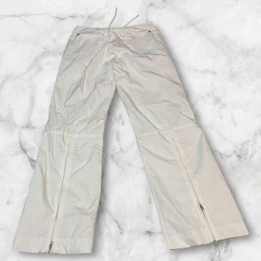 Entdecke unsere Vintage Track Pants von Nike und anderen Marken, erhältlich bei Valuxery.de - Dein Shop für trendige Vintage - Kleidung. Unsere Track Pants sind aus hochwertigen Materialien und