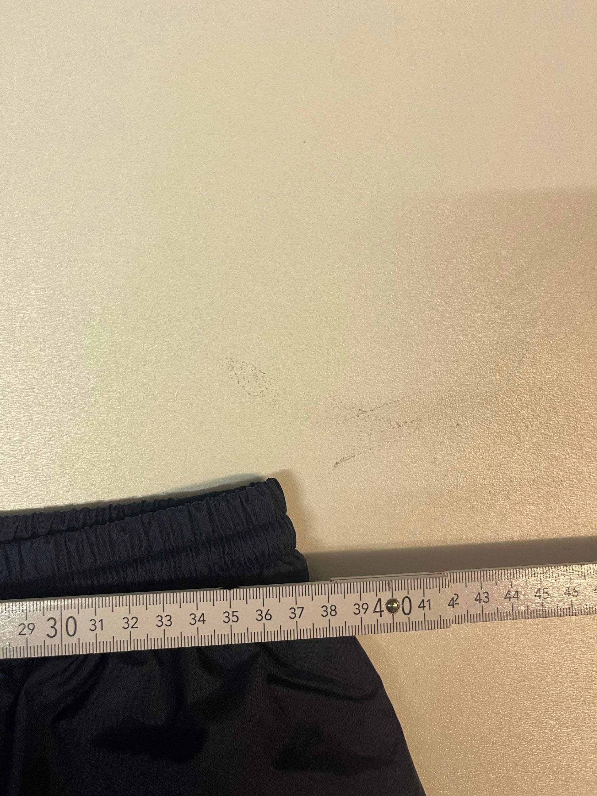 Entdecke unsere Vintage Track Pants von Nike und anderen Marken, erhältlich bei Valuxery.de - Dein Shop für trendige Vintage - Kleidung. Unsere Track Pants sind aus hochwertigen Materialien und