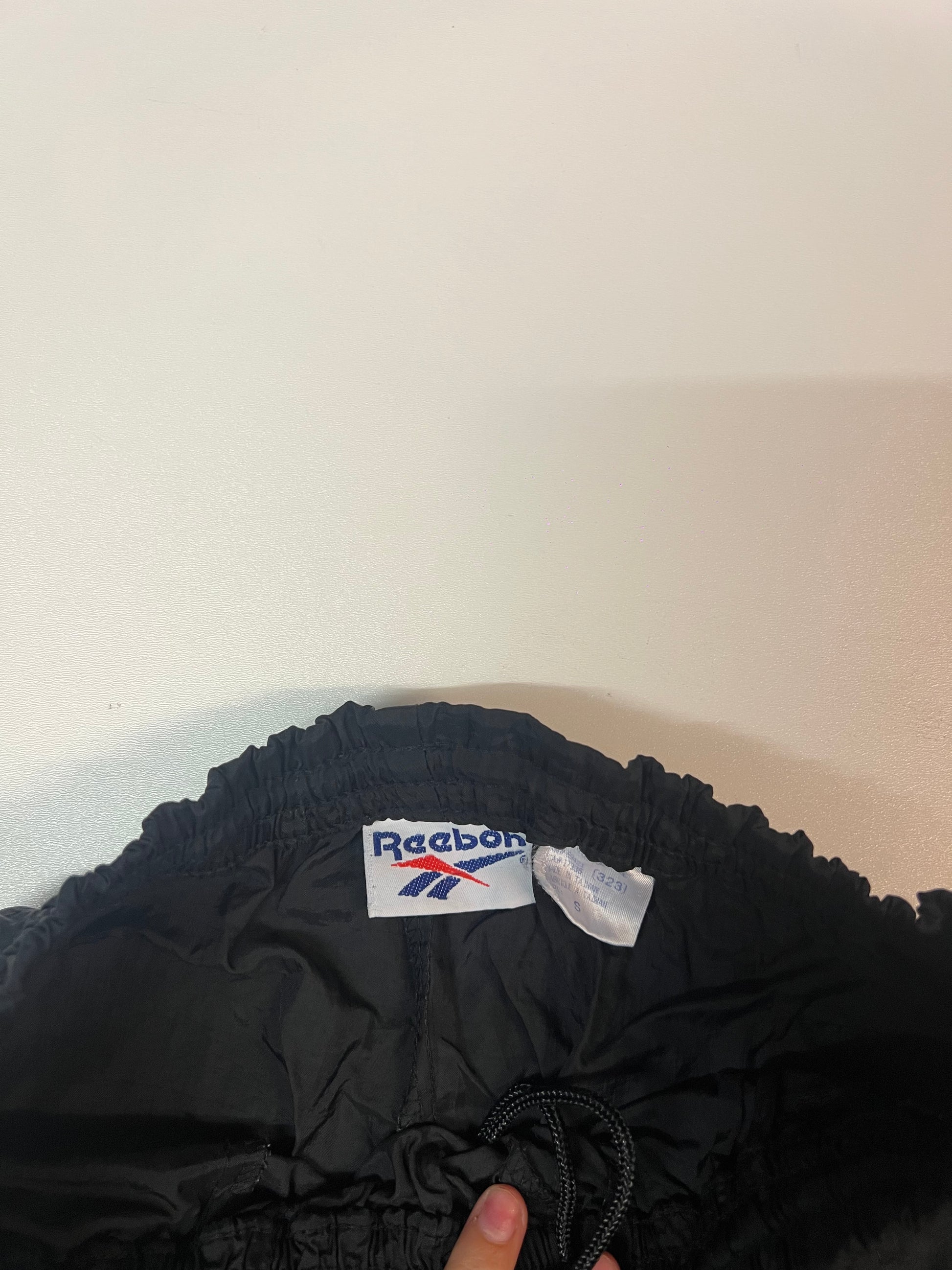 Entdecke unsere Vintage Track Pants von Nike und anderen Marken, erhältlich bei Valuxery.de - Dein Shop für trendige Vintage - Kleidung. Unsere Track Pants sind aus hochwertigen Materialien und