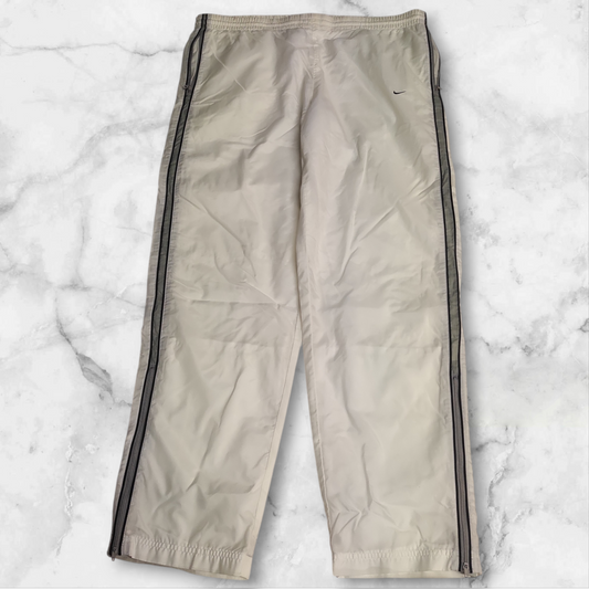 Entdecke unsere Vintage Track Pants von Nike und anderen Marken, erhältlich bei Valuxery.de - Dein Shop für trendige Vintage - Kleidung. Unsere Track Pants sind aus hochwertigen Materialien und