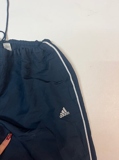 Entdecke unsere Vintage Track Pants von Nike und anderen Marken, erhältlich bei Valuxery.de - Dein Shop für trendige Vintage - Kleidung. Unsere Track Pants sind aus hochwertigen Materialien und