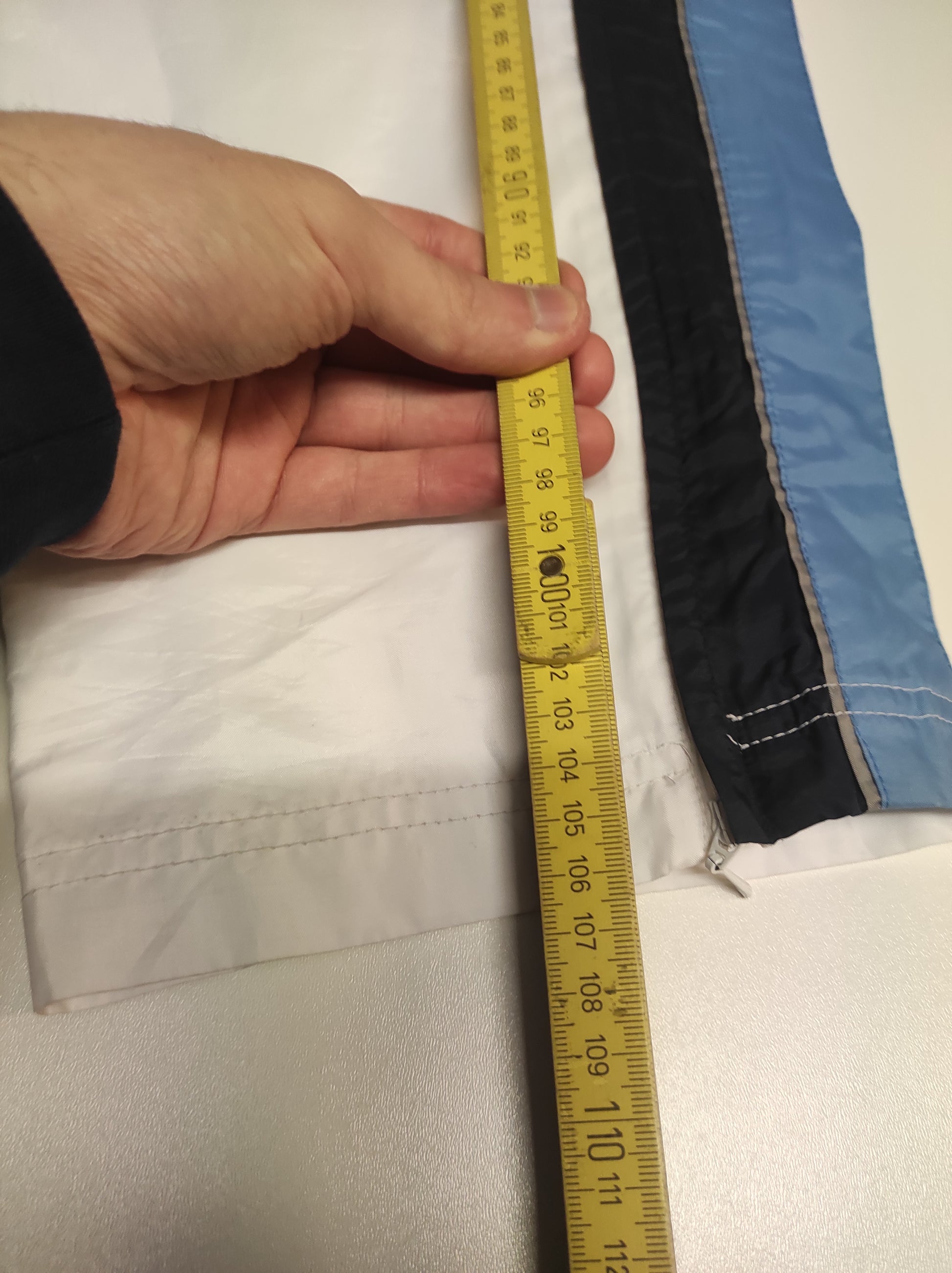 Entdecke unsere Vintage Track Pants von Nike und anderen Marken, erhältlich bei Valuxery.de - Dein Shop für trendige Vintage - Kleidung. Unsere Track Pants sind aus hochwertigen Materialien und