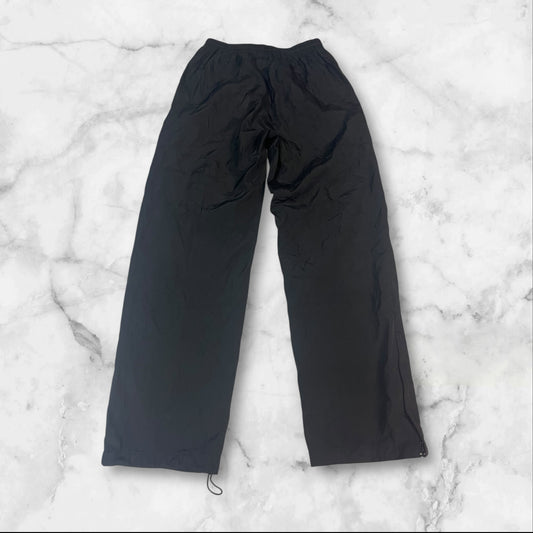 Entdecke unsere Vintage Track Pants von Nike und anderen Marken, erhältlich bei Valuxery.de - Dein Shop für trendige Vintage - Kleidung. Unsere Track Pants sind aus hochwertigen Materialien und