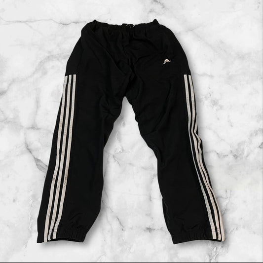 Entdecke unsere Vintage Track Pants von Nike und anderen Marken, erhältlich bei Valuxery.de - Dein Shop für trendige Vintage - Kleidung. Unsere Track Pants sind aus hochwertigen Materialien und