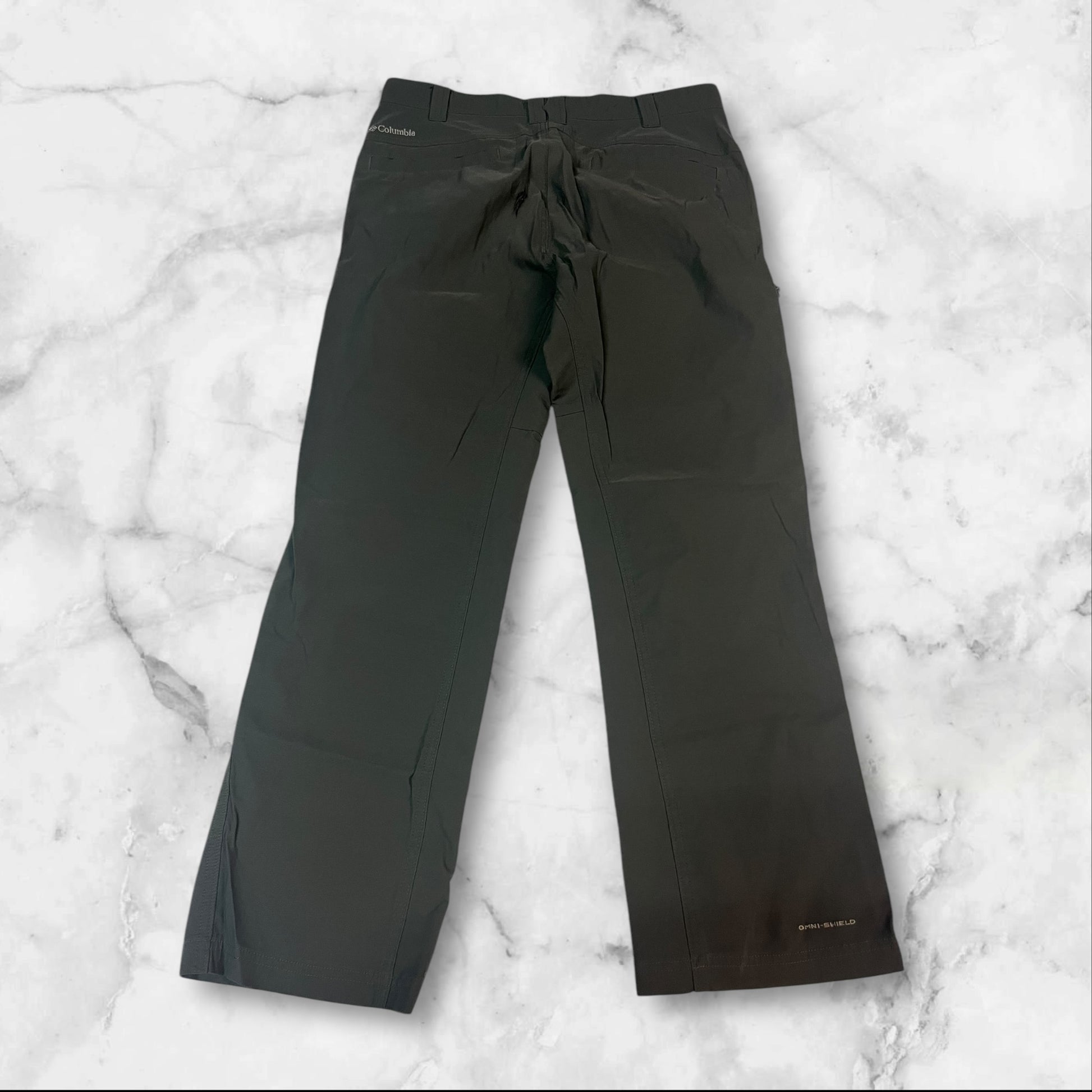 Entdecke unsere Vintage Track Pants von Nike und anderen Marken, erhältlich bei Valuxery.de - Dein Shop für trendige Vintage - Kleidung. Unsere Track Pants sind aus hochwertigen Materialien und