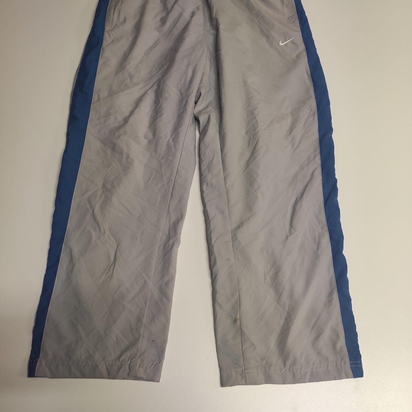 Entdecke unsere Vintage Track Pants von Nike und anderen Marken, erhältlich bei Valuxery.de - Dein Shop für trendige Vintage - Kleidung. Unsere Track Pants sind aus hochwertigen Materialien und
