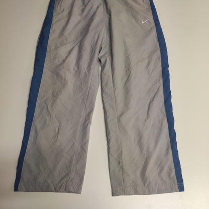 Entdecke unsere Vintage Track Pants von Nike und anderen Marken, erhältlich bei Valuxery.de - Dein Shop für trendige Vintage - Kleidung. Unsere Track Pants sind aus hochwertigen Materialien und