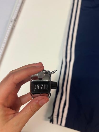 Entdecke unsere Vintage Track Pants von Nike und anderen Marken, erhältlich bei Valuxery.de - Dein Shop für trendige Vintage - Kleidung. Unsere Track Pants sind aus hochwertigen Materialien und