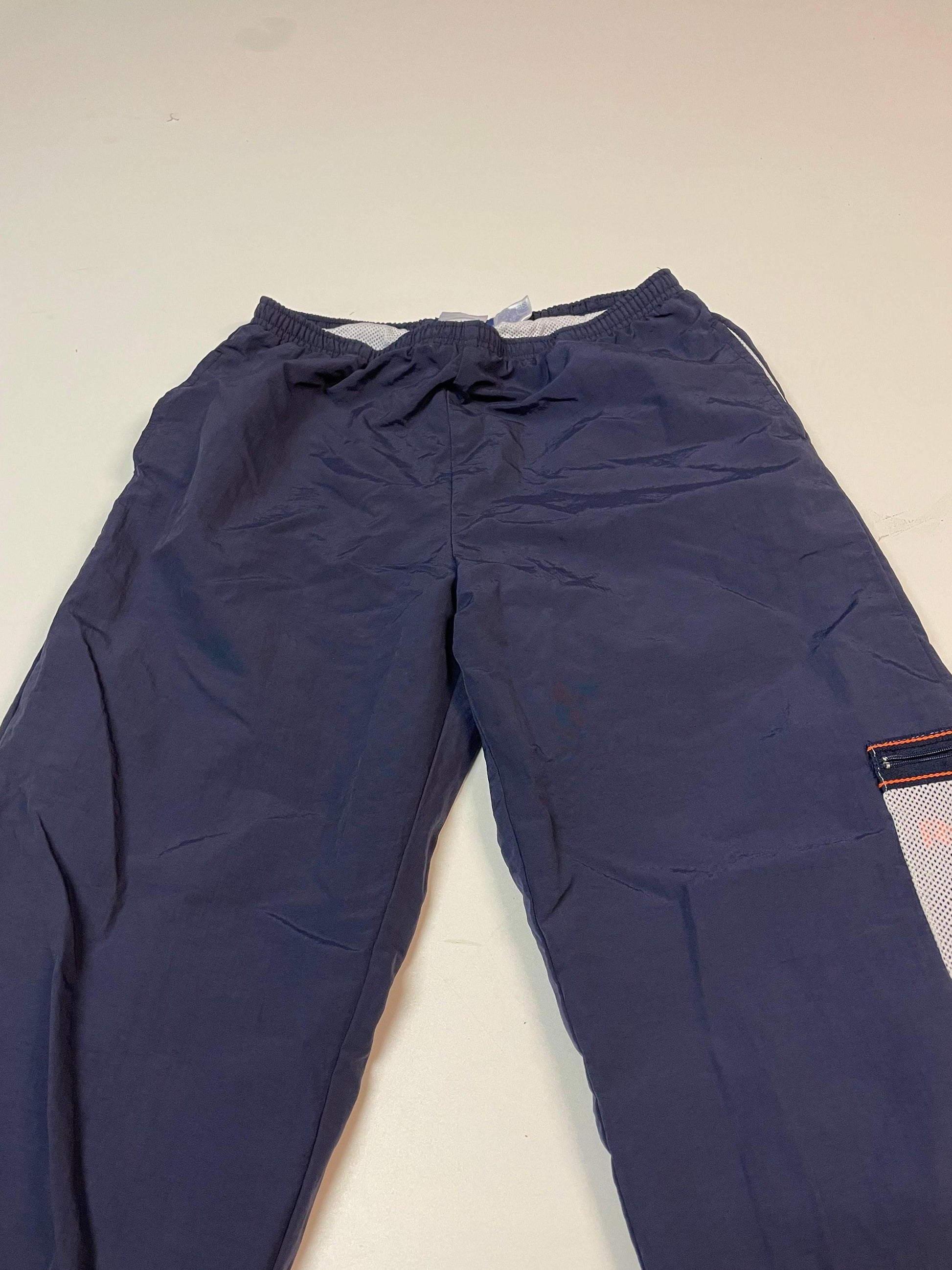 Entdecke unsere Vintage Track Pants von Nike und anderen Marken, erhältlich bei Valuxery.de - Dein Shop für trendige Vintage - Kleidung. Unsere Track Pants sind aus hochwertigen Materialien und