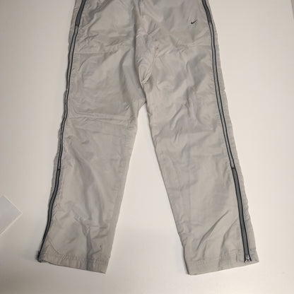 Entdecke unsere Vintage Track Pants von Nike und anderen Marken, erhältlich bei Valuxery.de - Dein Shop für trendige Vintage - Kleidung. Unsere Track Pants sind aus hochwertigen Materialien und